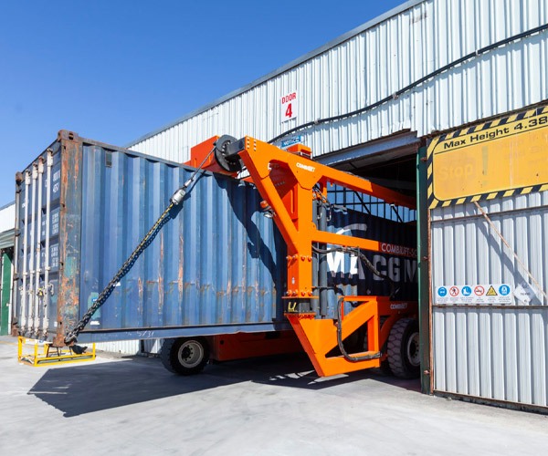 Straddle Carrier